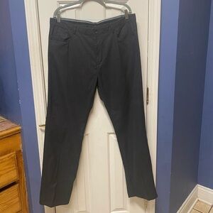 Calvin Klein Men's Move 365 Stretch Wrinkle Resistant Tech Pant in Slim Fit